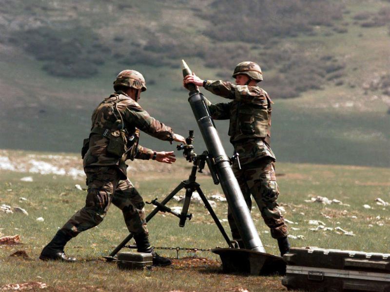 www.yeniresim.com_-_asker_resimleri_-_havan_topunu_atelerken