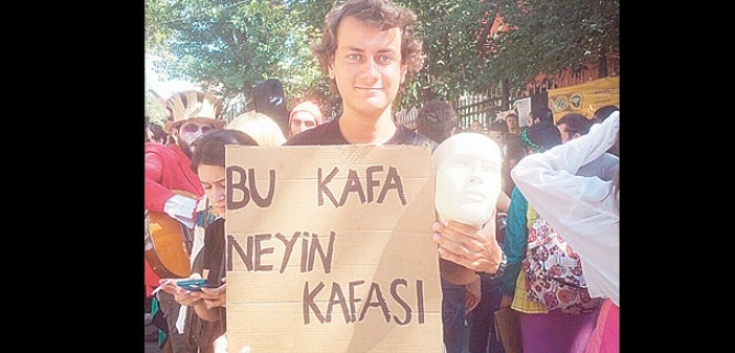 Tiyatro sahnesi yıkılıyor, bu neyin kafası