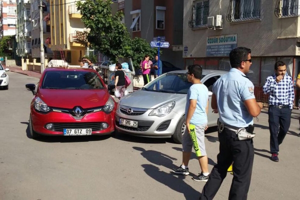 ANTALYA'DA, OGRETMEN AYSE AYDIN'IN KULLANDIGI OTOMOBILE, AHMET Y. YONETIMINDEKI OTOMOBIL CARPTI. KAZA SONRASINDA AHMET Y.'NIN OLAY YERINE GELEN BABASI AYDIN Y. , TARTISTIGI AYSE AYDIN'I SACINDAN TUTUP YERDE SURUKLEDI, KARNINA TEKME ATTI, ARDINDAN BICAKLA SALDIRDI. AYDIN Y., OGLUYLA BIRLIKTE TEKME TOKAT DARP ETTIGI AYDIN'IN BABASI RAMAZAN OZEN'I DE SAG BACAGINDAN BICAKLADI.(fOTO:ANTALYA-DHA)
