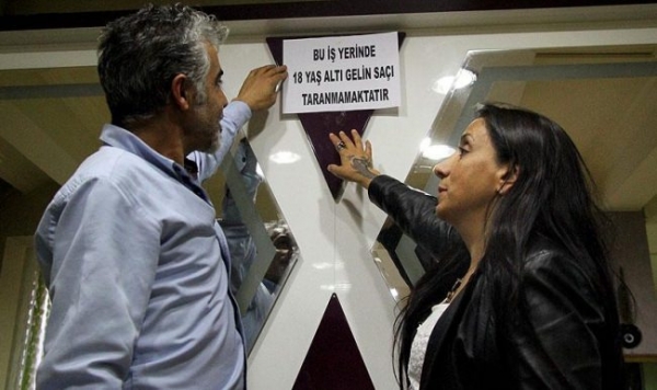Van Yaşam Kadın Çevre Kültür ve İşletme Kooperatifince başlatılan "Çocuk Evlilikleriyle Mücadele" kampanyası kapsamında kentteki kuaför salonlarına "Bu iş yerinde 18 yaş altı gelin saçı taranmamaktadır "yazılı afişler asıldı. 24 Mayıs 2016 
