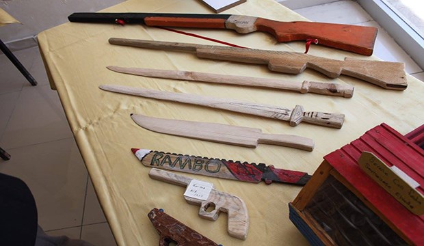 Yatılı ortaokul öğrencilerine maket silah yaptırıp sergilediler
