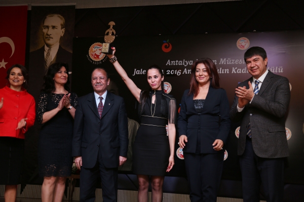 ANTALYA KADIN MUZESI JALE INAN 2016 ANTALYA YILIN KADINI ODULU, 16 YASINDA OLDURULEN SEZGI KIRIT CINAYETINI DEDEKTIF GIBI ARASTIRARAK 3 SANIGIN 7 YIL SONRA TUTUKLANMASINI SAGLAYAN AVUKAT SIBEL ONDER'E VERILDI. TORENE ANTALYA BUYUKSEHIR BELEDIYE BASKANI MENDERES TUREL VE ESI EBUR TUREL DE KATILDI.(FOTO: HASAN DEMIRBAS/ANTALYA-DHA)