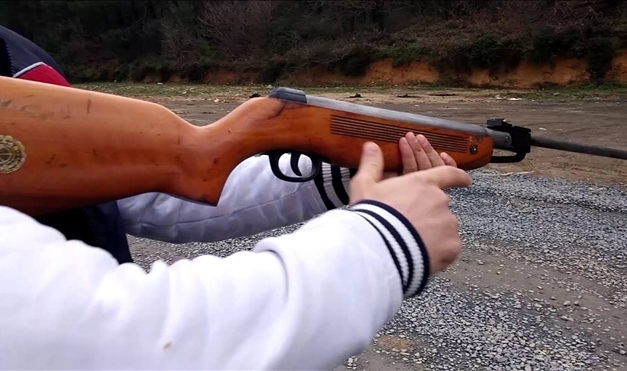 İftar saati canı sıkılan şahıs, şişe yerine 2 çocuğu vurdu