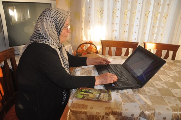 Hatay'ın Dörtyol ilçesinde yaşayan 11 çocuk annesi ev hanımı Hatice Yakut, küçük yaşta evlendirilen kızların yaşadıklarını 50 yıl sonra yazdığı romanda anlattı. ( Ahmet Özel - Anadolu Ajansı )