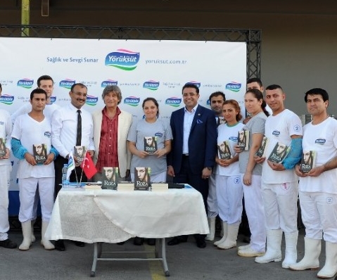 Töre Cinayetlerine Farkındalık için işçilere ‘Roza’ hediyesi