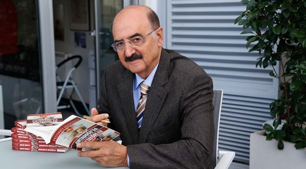 TÜRKİYE ARTIK GERGİNLİKTEN BIKTI “Ortadoğu'da Diktatörler” kitabıyla okurlarıyla buluşan Hüsnü Mahalli, “Sürekli kavga, sürekli gerginlik. Türkiye gerginliklerden bıktı. Hakaretler havada uçuşuyor” ifadelerini kullandı.
