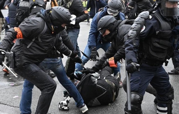 Fransa İçişleri Bakanından ‘polis şiddeti’ itirafı
