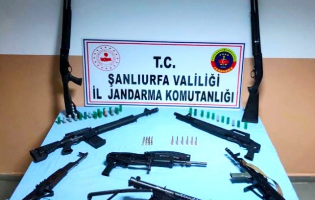Cezaevi firarisinin evinde çok sayıda silah ele geçirildi