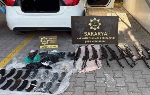 Polis memurunun aracı adeta silah deposu…